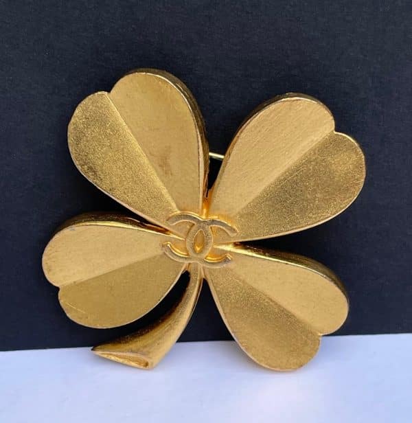 chanel vintage four leaf clover cc logo lucky charm brooch spring 1994 w/box