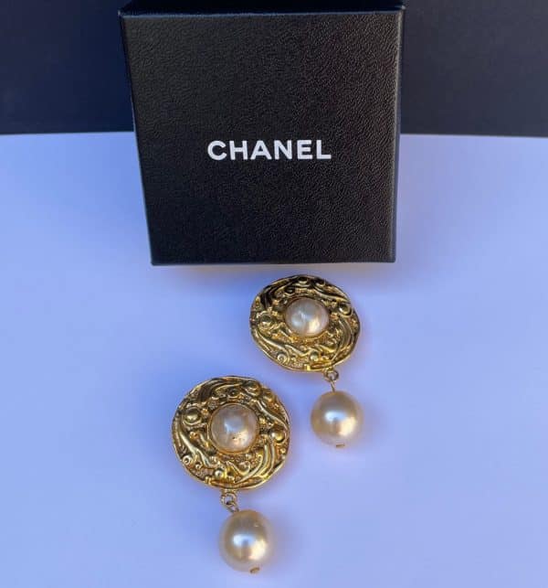 chanel vintage pearl drop & gold clip on earrings c.1980s w/box