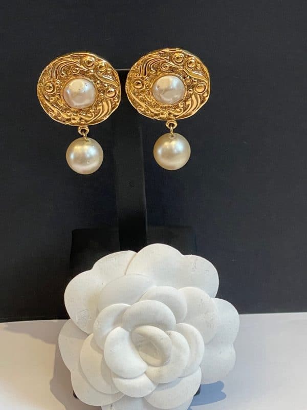 chanel vintage pearl drop & gold clip on earrings c.1980s w/box