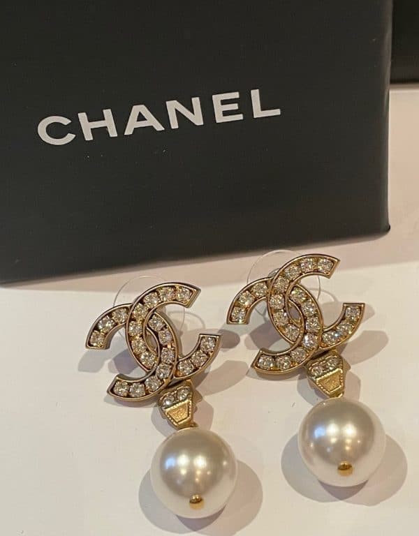 chanel cc logo pearl & crystals drop pendant earrings 2021 w/box