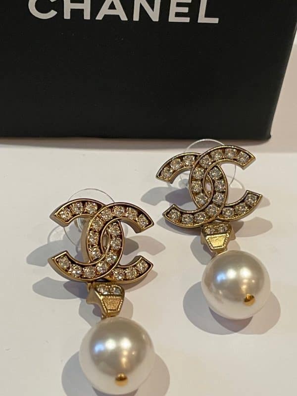 chanel cc logo pearl & crystals drop pendant earrings 2021 w/box