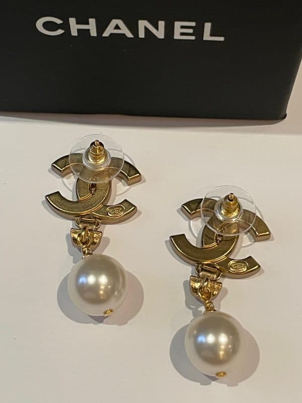 chanel cc logo pearl & crystals drop pendant earrings 2021 w/box