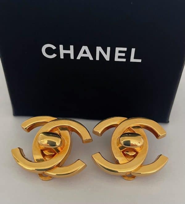 chanel vintage gold large double cc logo turn lock clip earrings c.1980s w/box