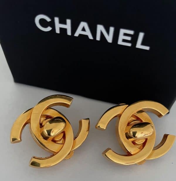 chanel vintage gold large double cc logo turn lock clip earrings c.1980s w/box