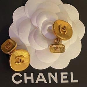 chanel vintage cc logo cufflinks gold tone 1980s
