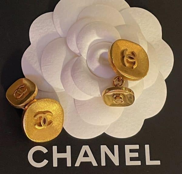 chanel vintage cc logo cufflinks gold tone 1980s