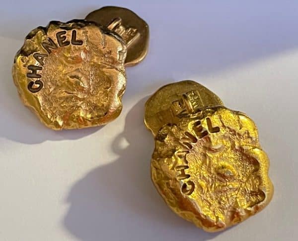 chanel vintage chanel logo cufflinks gold tone 1980s