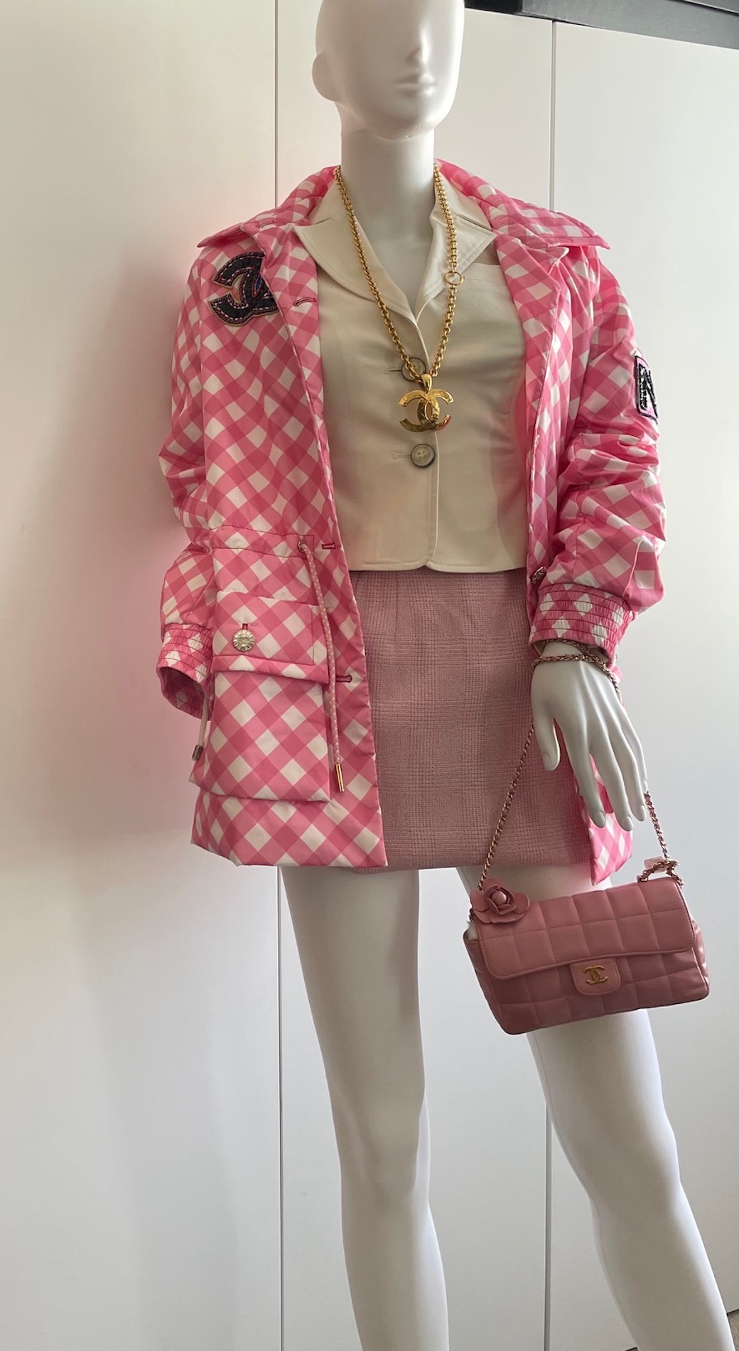 chanel silk pink checkered jacket with chanel cc patches cruise collection 2023